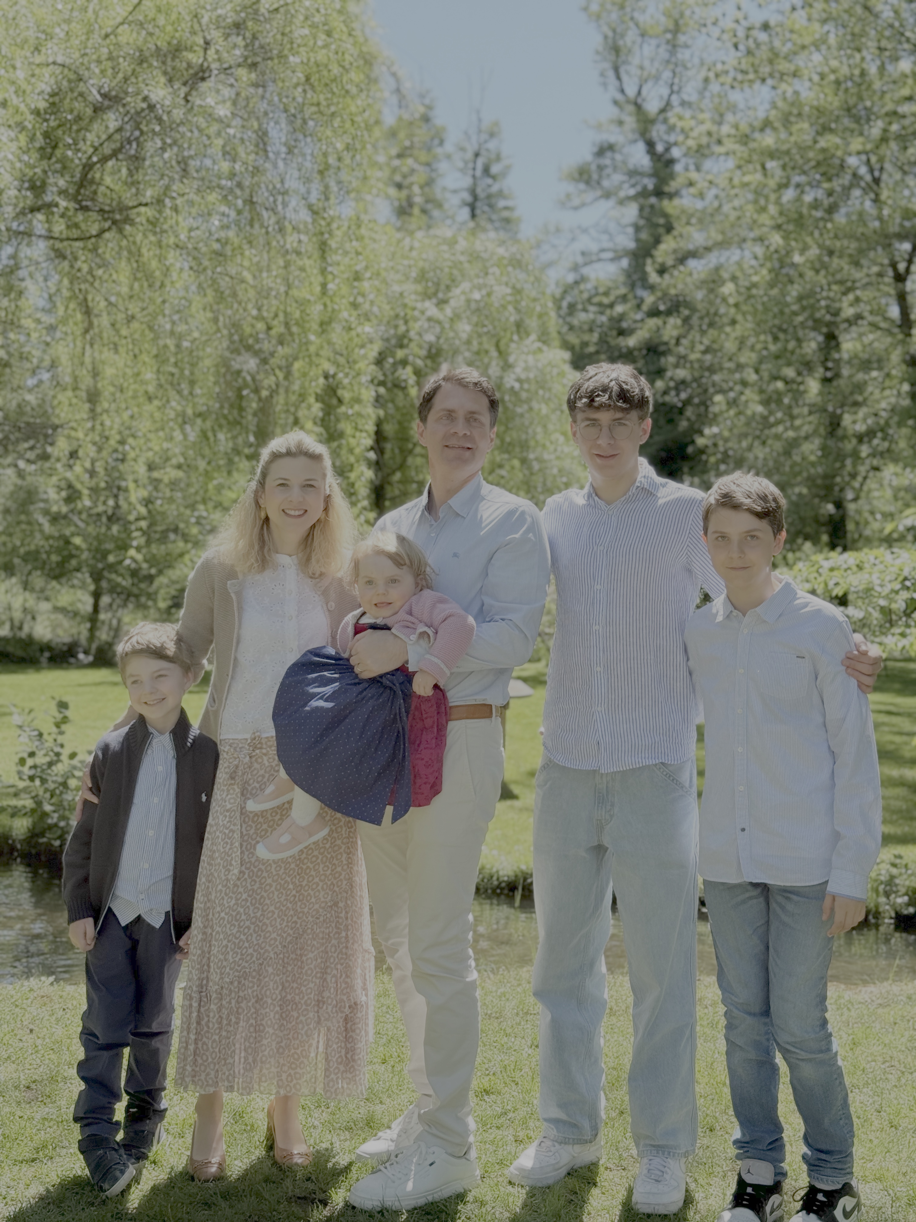 Patricia und Florian mit ihrer Familie im Park